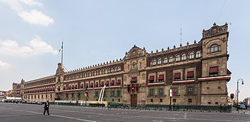 350px-Palacio_Nacional,_México_D.F.,_México,_2013-10-16,_DD_119.JPG