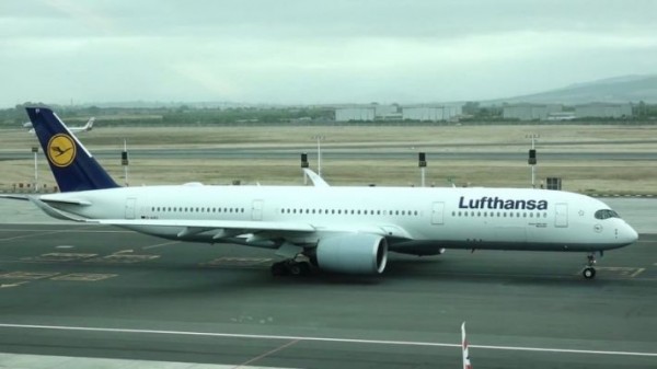 This is Lufthansa A350, with their old livery.
